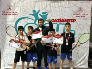 Ağrı’nın Tenisçi Raketleri Bölgeye Damga Vurdu: İki Şampiyonluk Birden!