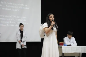 Ağrı’da İngilizce tiyatro ve münazara etkinliği düzenlendi