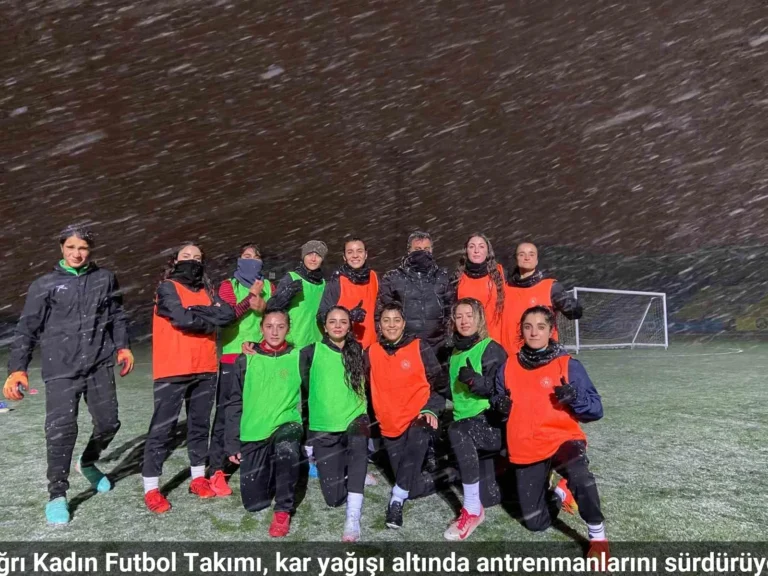 Ağrı kadın futbol takımı, kar yağışı altında antrenmanlarını sürdürüyor