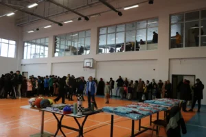Gençlere spor malzemesi hediye edildi