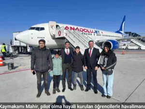 Hamur kaymakamı mahir, pilot olma hayali kurulan öğrencilerle havalimanını gezdi
