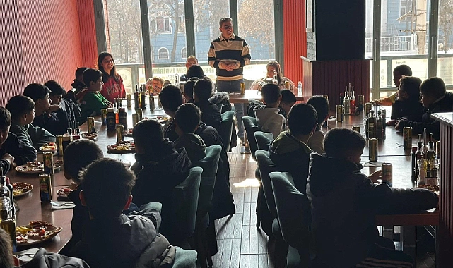 Kaymakam’dan öğrencilere sürpriz: pizza ve maç etkinliği