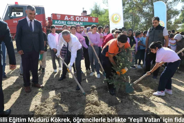 Ağrı milli eğitim müdürü kökrek, öğrencilerle birlikte ‘yeşil vatan’ için fidan dikti