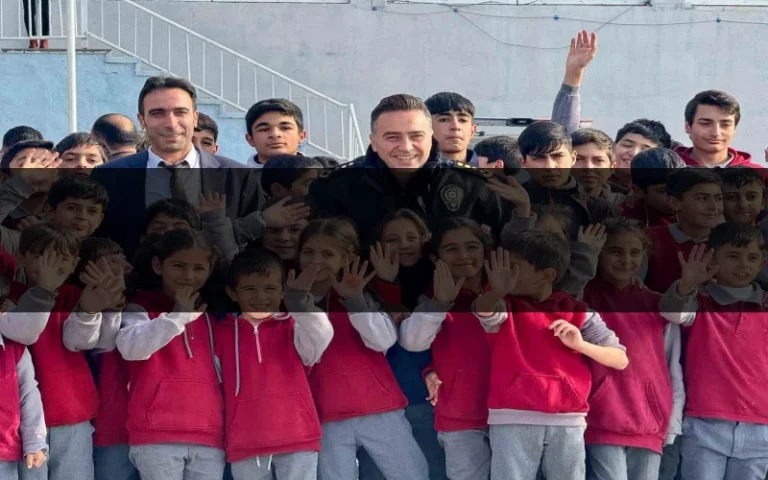 Ağrı’da emniyet personelinden minik yüreklere kışlık bot