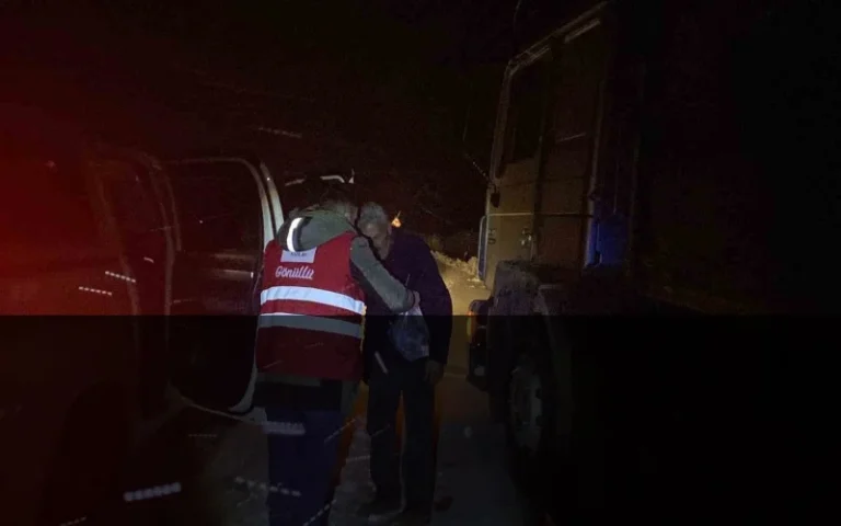 Kar ve tipi nedeniyle tendürek’te yolda kalanlara kızılay yardım ulaştırdı