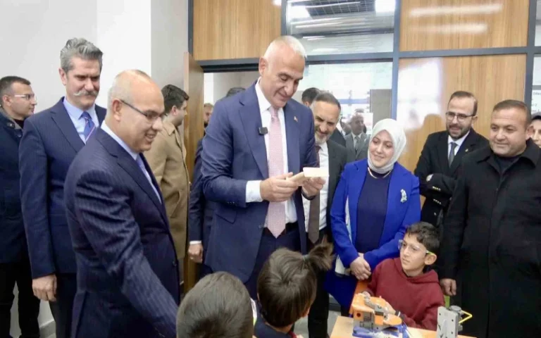 Bakan ersoy: kütüphanelerimiz gençlerimizi geleceğe hazırlıyor
