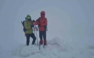 Dağcılar bubi dağı’na kış tırmanışı yaptı, zirvede kar mağarası oluşturdu