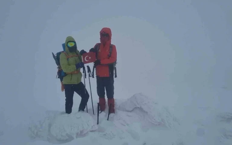 Dağcılar bubi dağı’na kış tırmanışı yaptı, zirvede kar mağarası oluşturdu