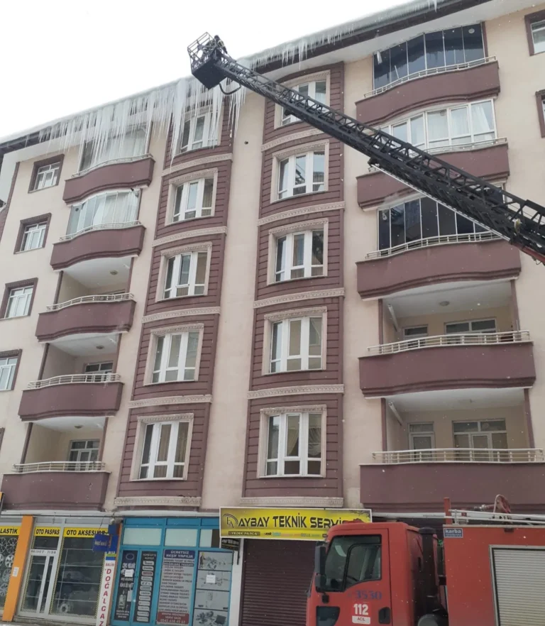 Ağrıda buz tutan saçaklar temizleniyor